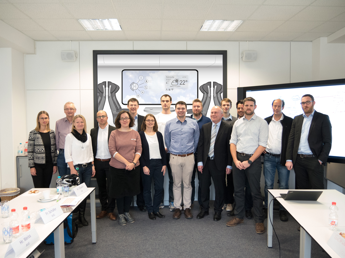 Gruppenfoto mit Teilnehmern beim KickOff-Meeting